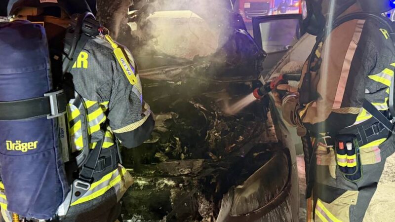 Rastplatz Hünxe-Ost: Alarm an der A3 – Auto brennt an Autobahn-Tankstelle