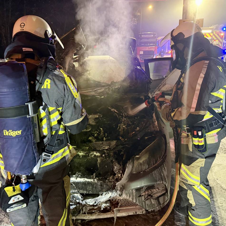 Rastplatz Hünxe-Ost: Alarm an der A3 – Auto brennt an Autobahn-Tankstelle