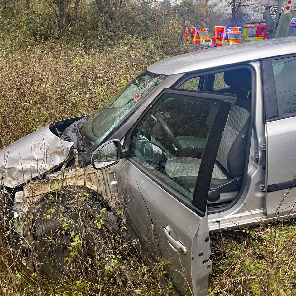 Glück im Unglück in Velbert: Pkw von Zug erfasst: Fahrerin bleibt unverletzt