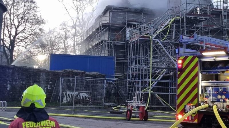 Großbrand in Velbert: Schloss Hardenberg stundenlang in Flammen