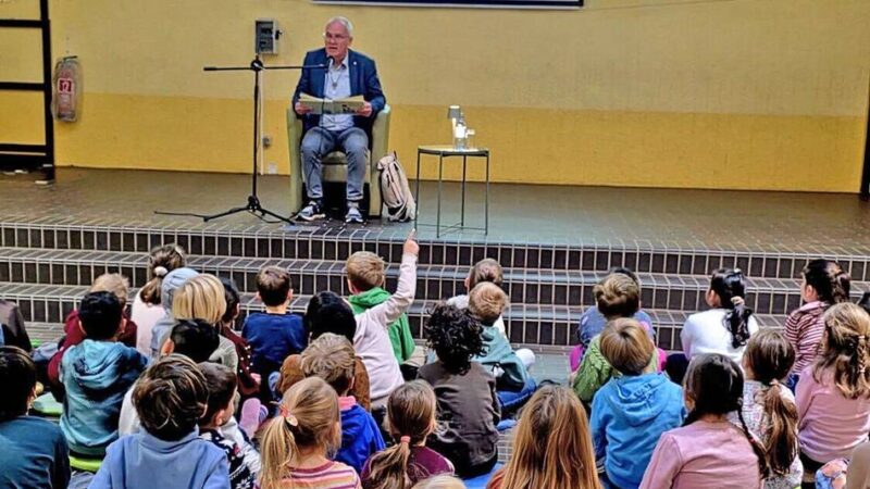 Landtagsabgeordneter zeigt sich in Mettmann in einer ungewohnten Rolle: Martin Sträßer las in der Grundschule Am Neandertal