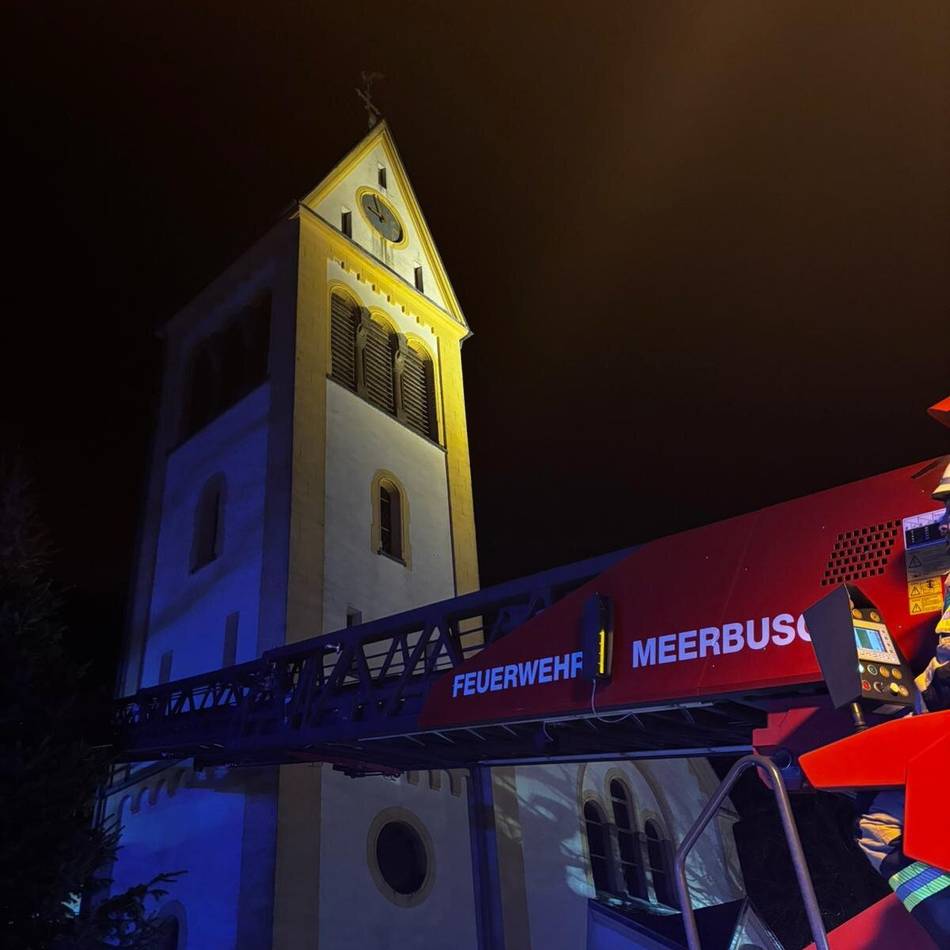 Einsatz in Meerbusch: Feuerwehr rückt zur St.-Martin-Kirche aus