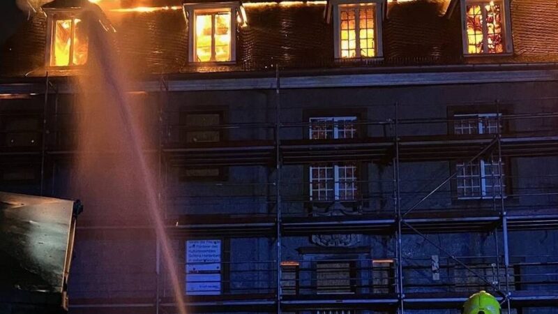 Großbrand in Velbert-Neviges: Feuerwehr Hilden im Einsatz am Schloss Hardenberg