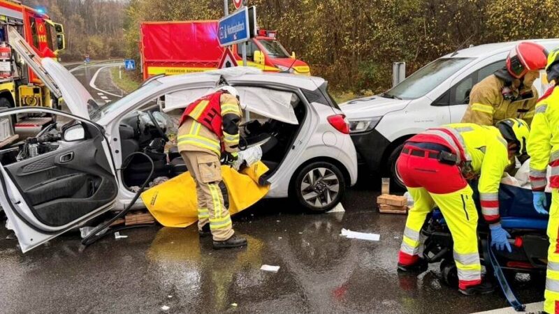 Feuerwehr im Großeinsatz: Schwerverletzte Person nach Unfall auf der Mettmanner Straße