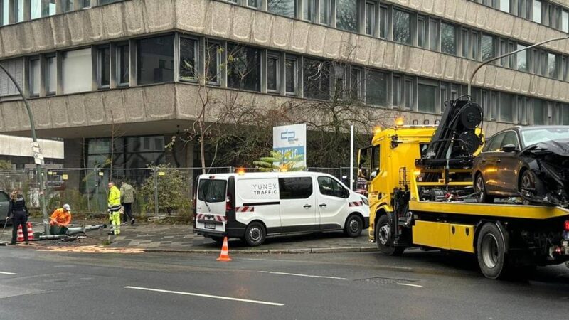 Unfall in Düsseldorf-Derendorf: Ampel und Laterne zerstört, Gasaustritt und beschädigte Autos