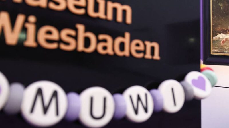 Popkultur: „Ein Geschenk“: Ansturm von Swift-Fans in Wiesbadener Museum