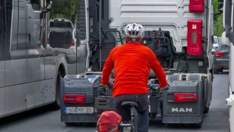 Radwegetest des ADFC in Düsseldorf: Wo Radfahrer mit dem Schwerlastverkehr konkurrieren