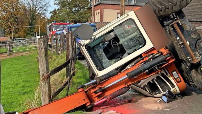 Unfall in Duisburg-Baerl: Bagger kippt um – Fahrer nur leicht verletzt