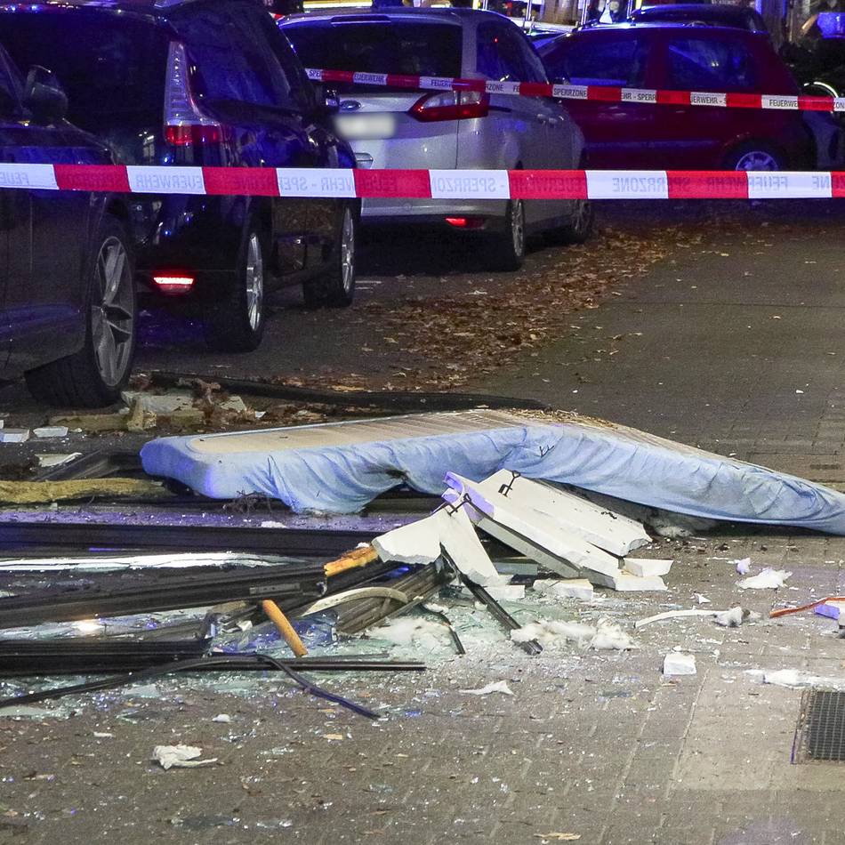 Eine Person verletzt: Explosion in Obdachlosenunterkunft – Feuerwehr in Düsseldorf im Großeinsatz