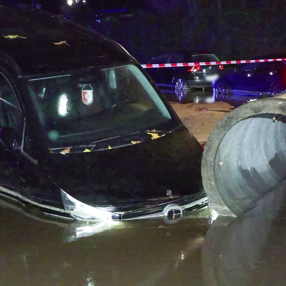 Unglück in Gerresheim: Wasserrohrbruch – Straße in Düsseldorf auf mehreren Hundert Metern unter Wasser