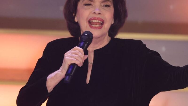 Frankreich: Mireille Mathieu: Chanel-Hut und Sonnenschutz gegen die Zeit