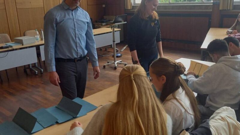 Stadtarchiv Mettmann zeigt Methoden zur Erforschung der Geschichte: Wenn Ahnenforschung Schule macht