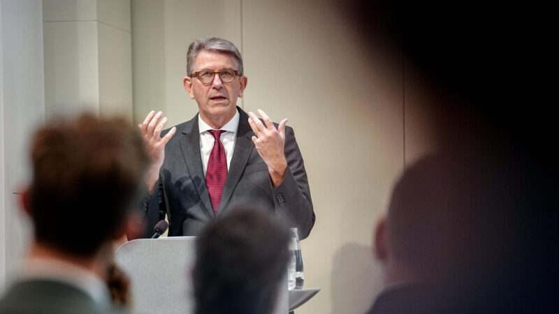 Vorwürfe gegen Weimer: Firmenanteile auf Eis gelegt, Kritik bleibt