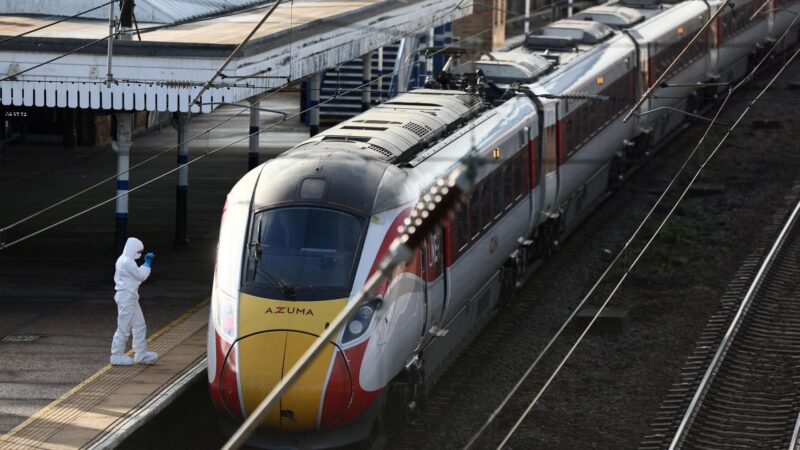 Messerangriff im Zug: Verdächtiger wegen versuchten Mordes angeklagt