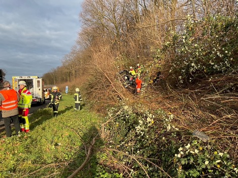 FW-MH: Verkehrsunfall auf der A40 – PKW landet im dichten Gebüsch