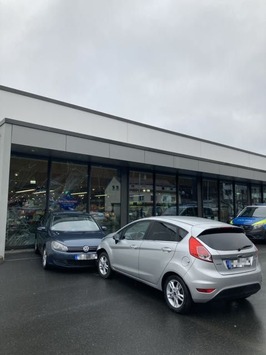 POL-OF: Autofahrerin schiebt anderes Fahrzeug in Scheibe: Glimpflicher Ausgang bei Verkehrsunfall auf Discounter-Gelände