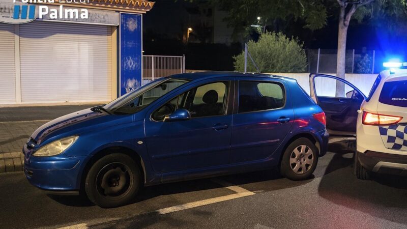 Dumm gelaufen: Dieb schläft in geklautem Auto vor Polizeiwache an der Playa de Palma ein