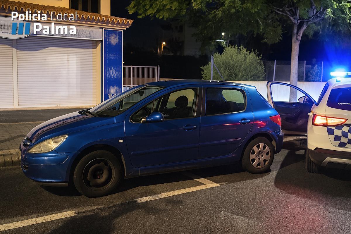 Dumm gelaufen: Dieb schläft in geklautem Auto vor Polizeiwache an der Playa de Palma ein