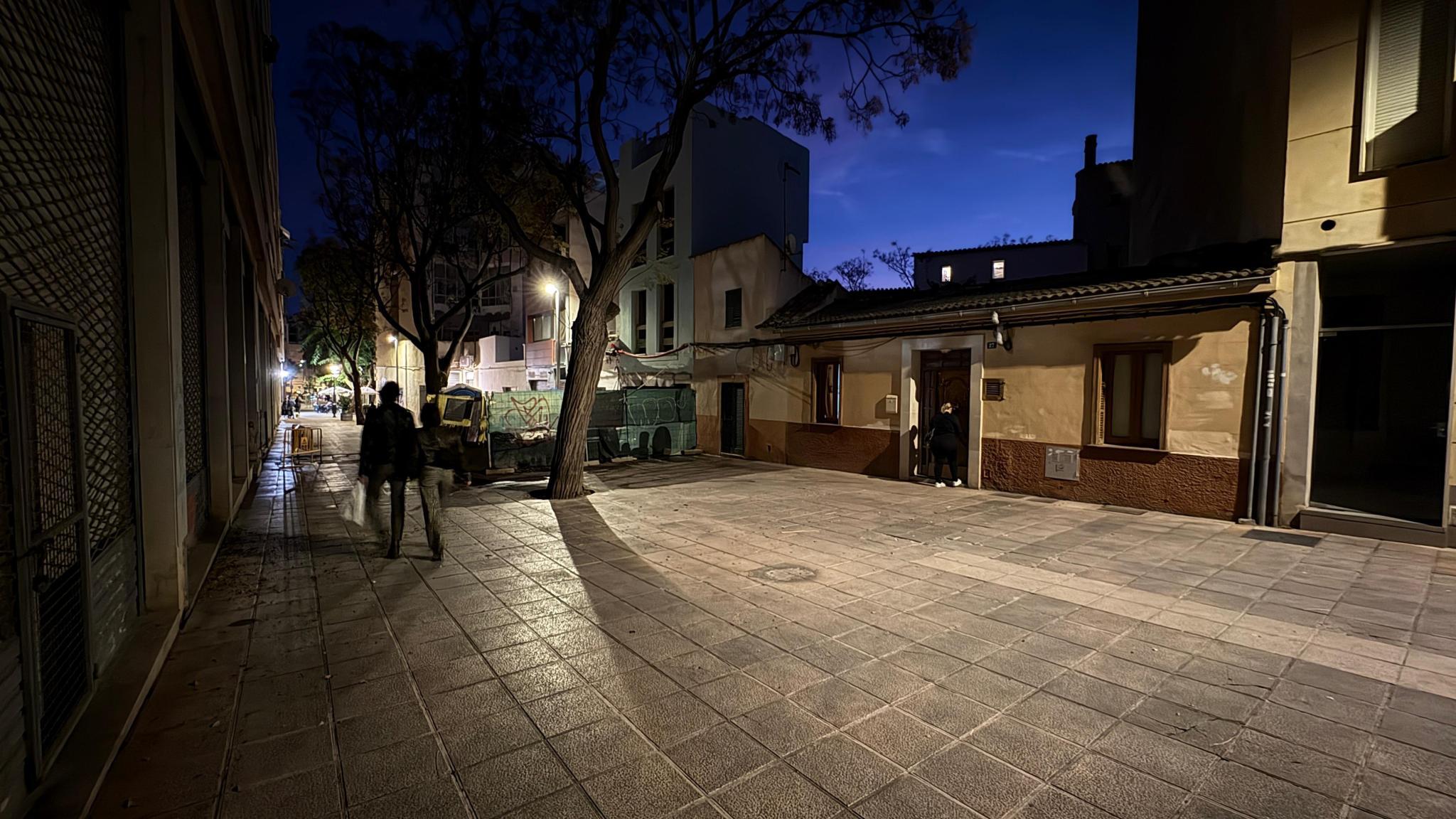 Tragödie auf Mallorca: Rentner stürzt von Balkon im fünften Stock in den Tod