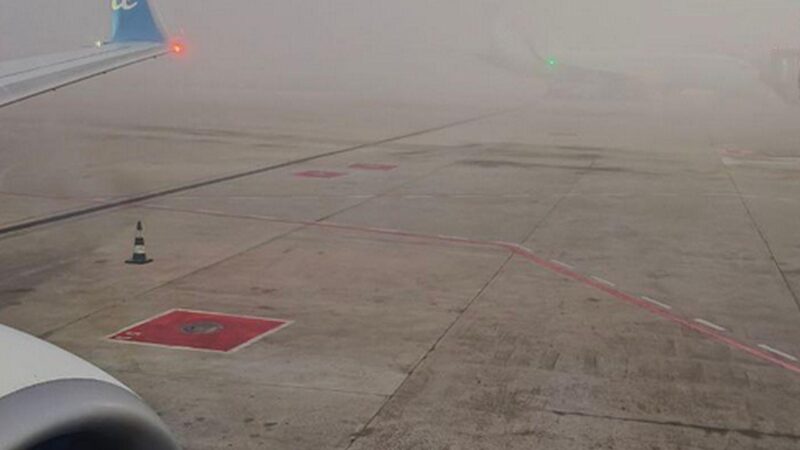 Auch Verspätungen am Flughafen: Mallorca versinkt unter dichtem Nebel