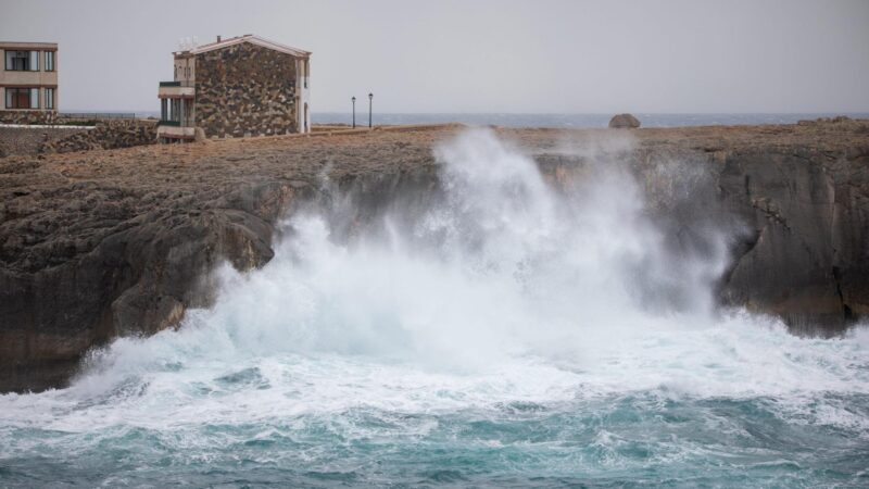 Schon wieder Drama an der Küste: Riesenwelle tötet Menschen in Spanien!