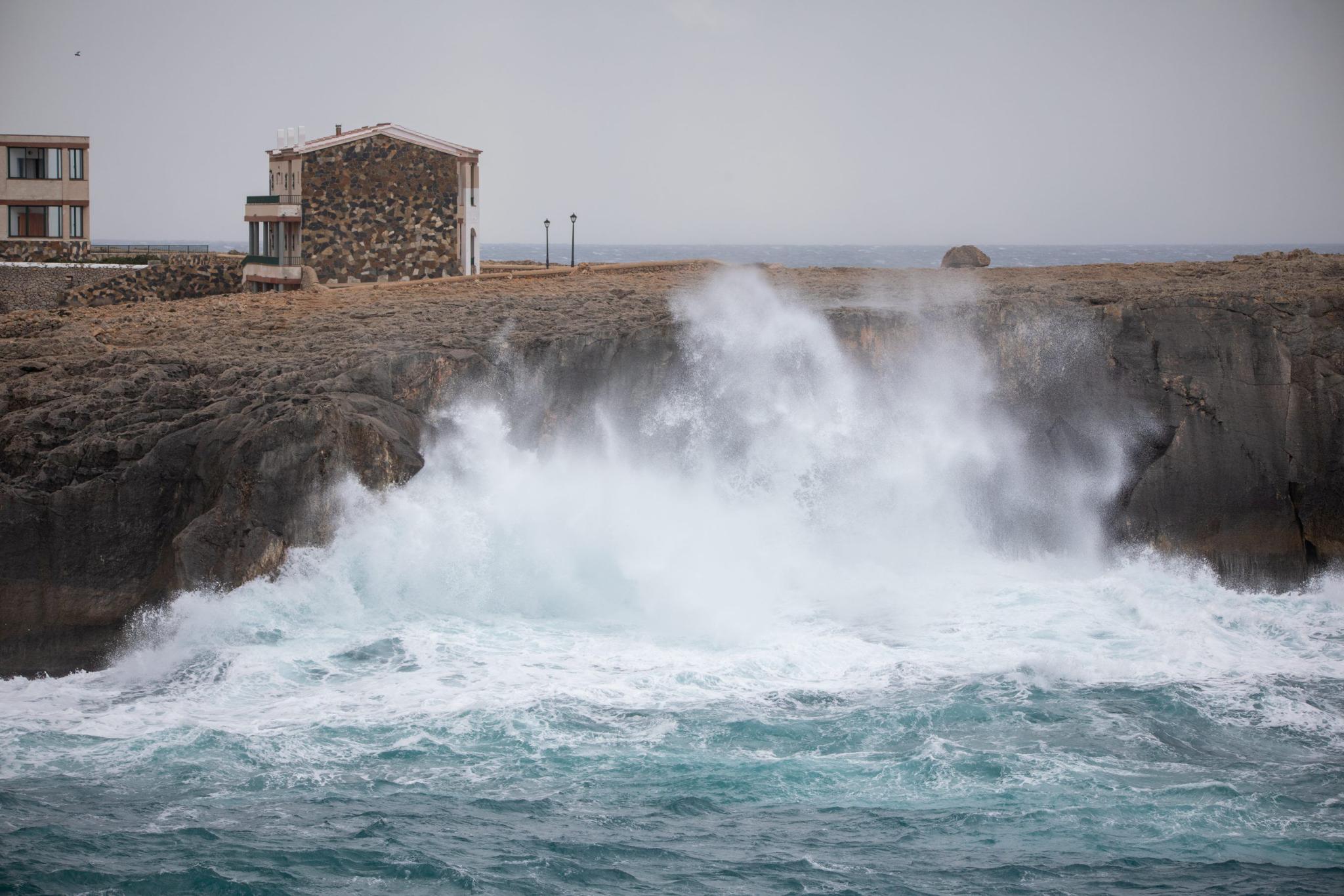 Schon wieder Drama an der Küste: Riesenwelle tötet Menschen in Spanien!