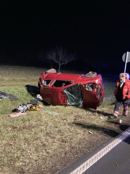 POL-OF: Auto überschlug sich: Zwei Leichtverletzte und Totalschaden
