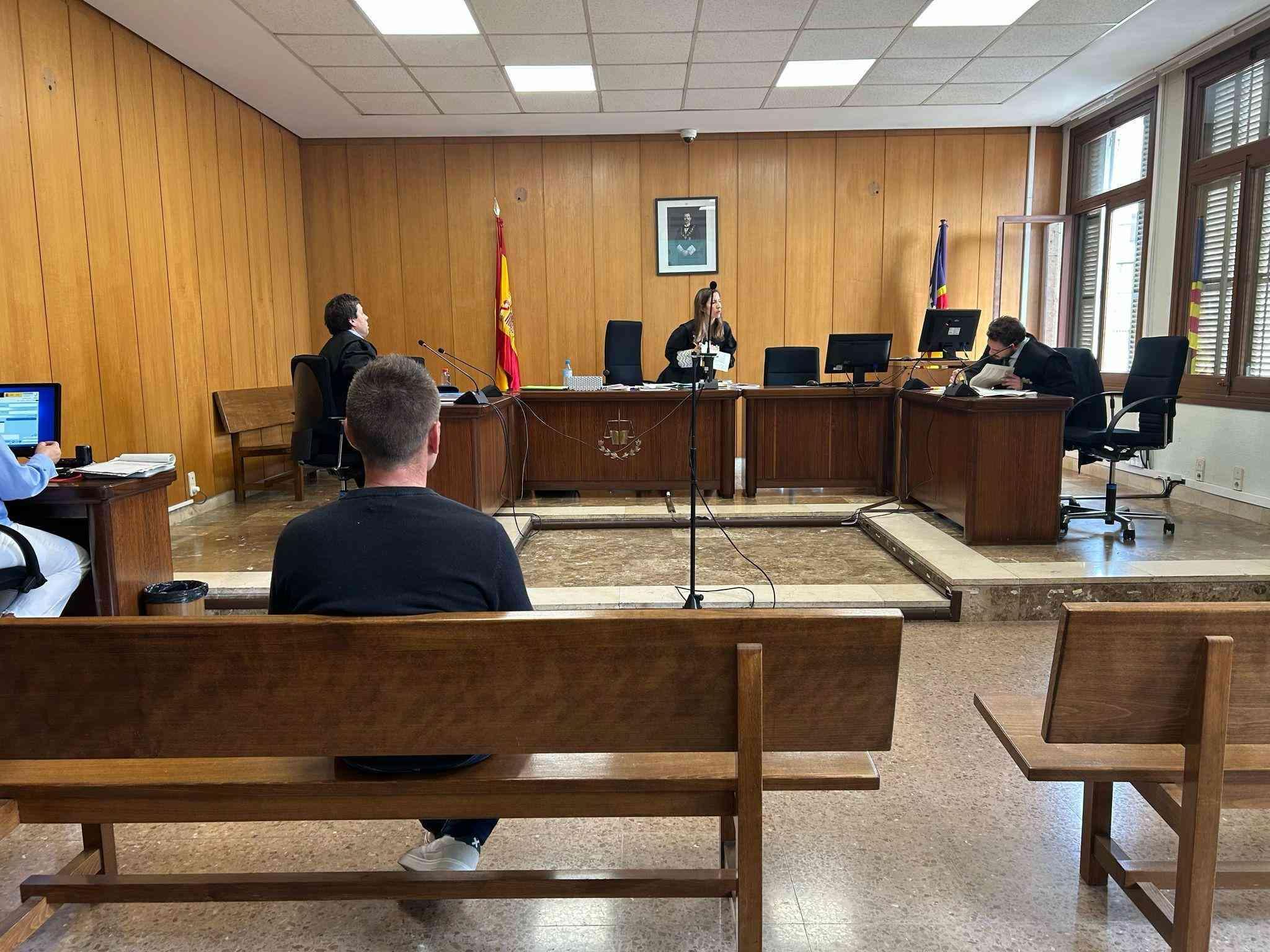 Sterbenskranke Hündin einfach im Müll entsorgt: Mann auf Mallorca zu Haftstrafe verurteilt