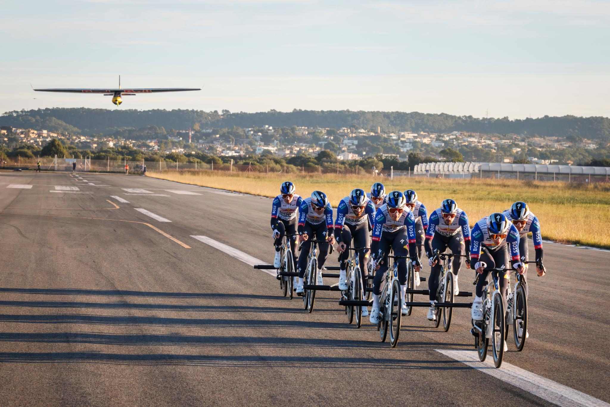 Weltrekord auf Mallorca: Deutsche Profi-Radler lassen ein Flugzeug abheben