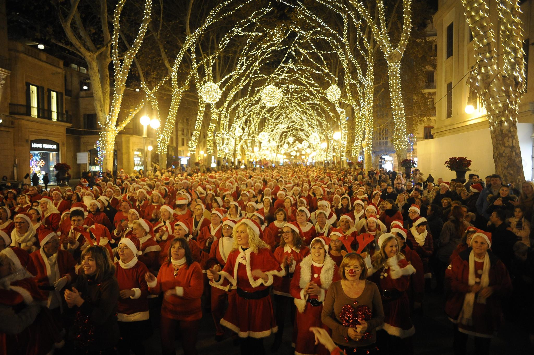Irres Adventsevent auf Mallorca: Darum stürmen tausende Weihnachtsmänner die Altstadt von Palma