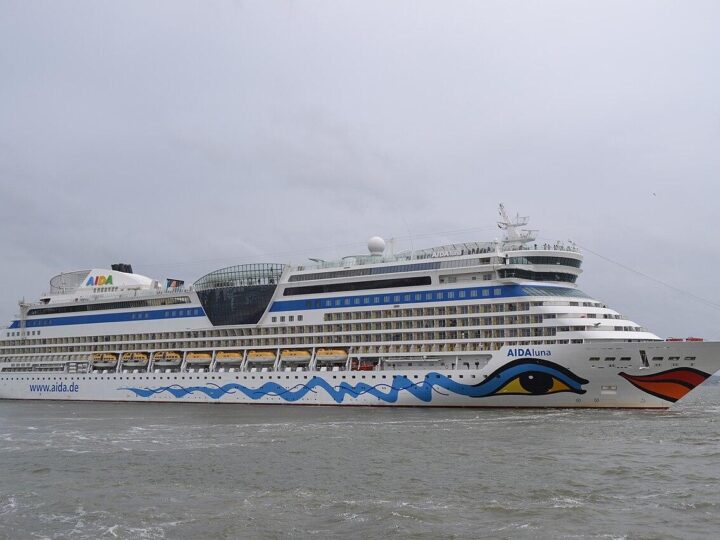 Runderneuerter deutscher Oceanliner nebst Supermodel in Palma in See gestochen