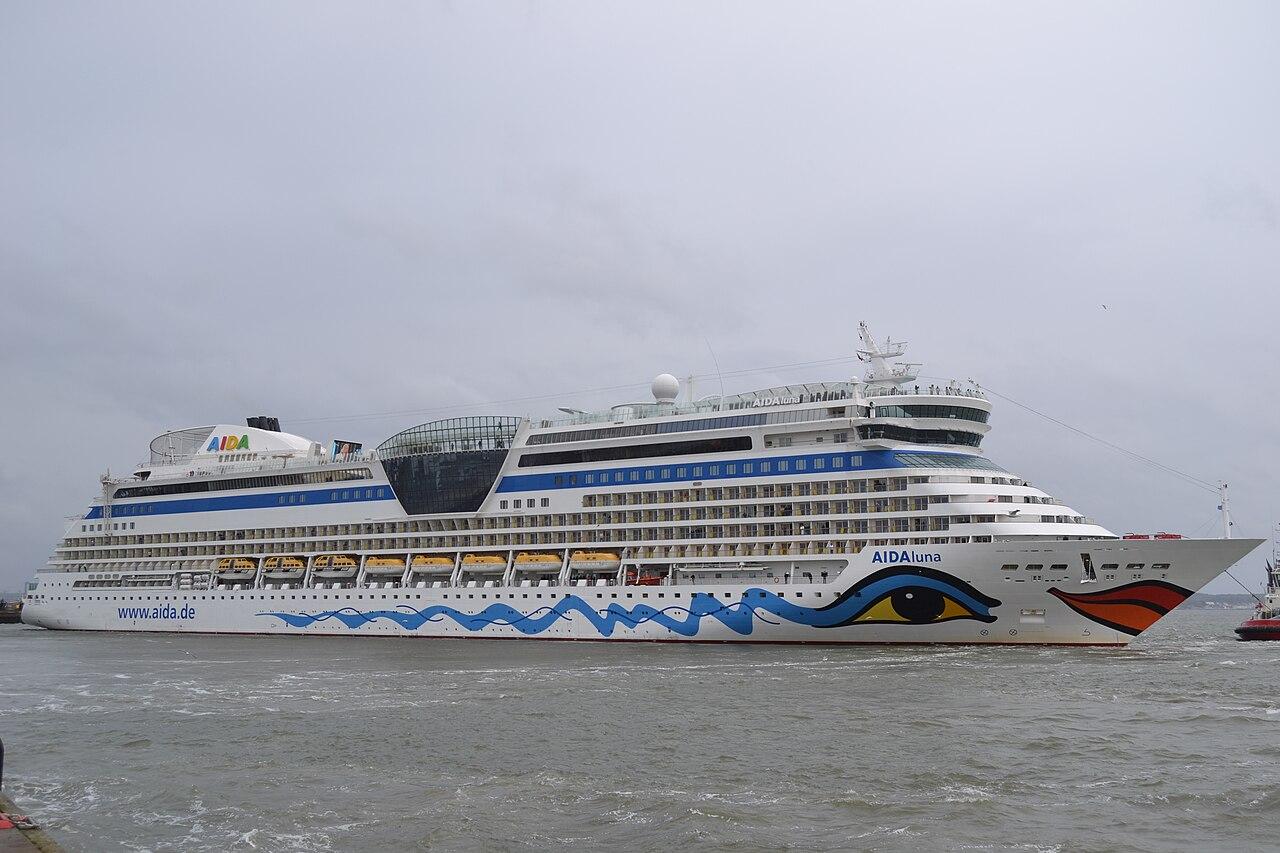 Runderneuerter deutscher Oceanliner nebst Supermodel in Palma in See gestochen