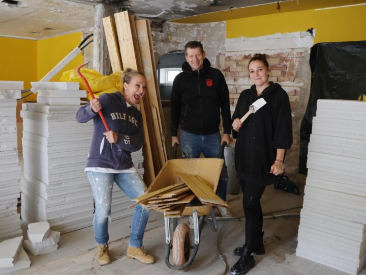 Baustellen-Besuch auf Mallorca: Deutsche Partyqueen Krümel zeigt erstmals ihren neuen Nachtclub