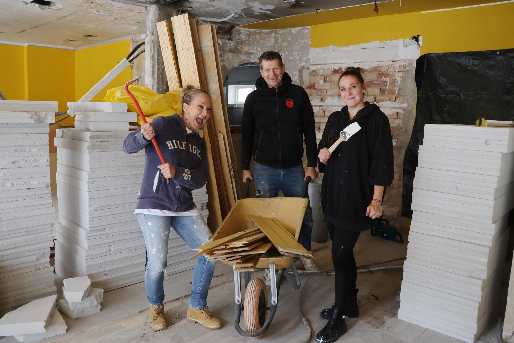 Baustellen-Besuch auf Mallorca: Deutsche Partyqueen Krümel zeigt erstmals ihren neuen Nachtclub