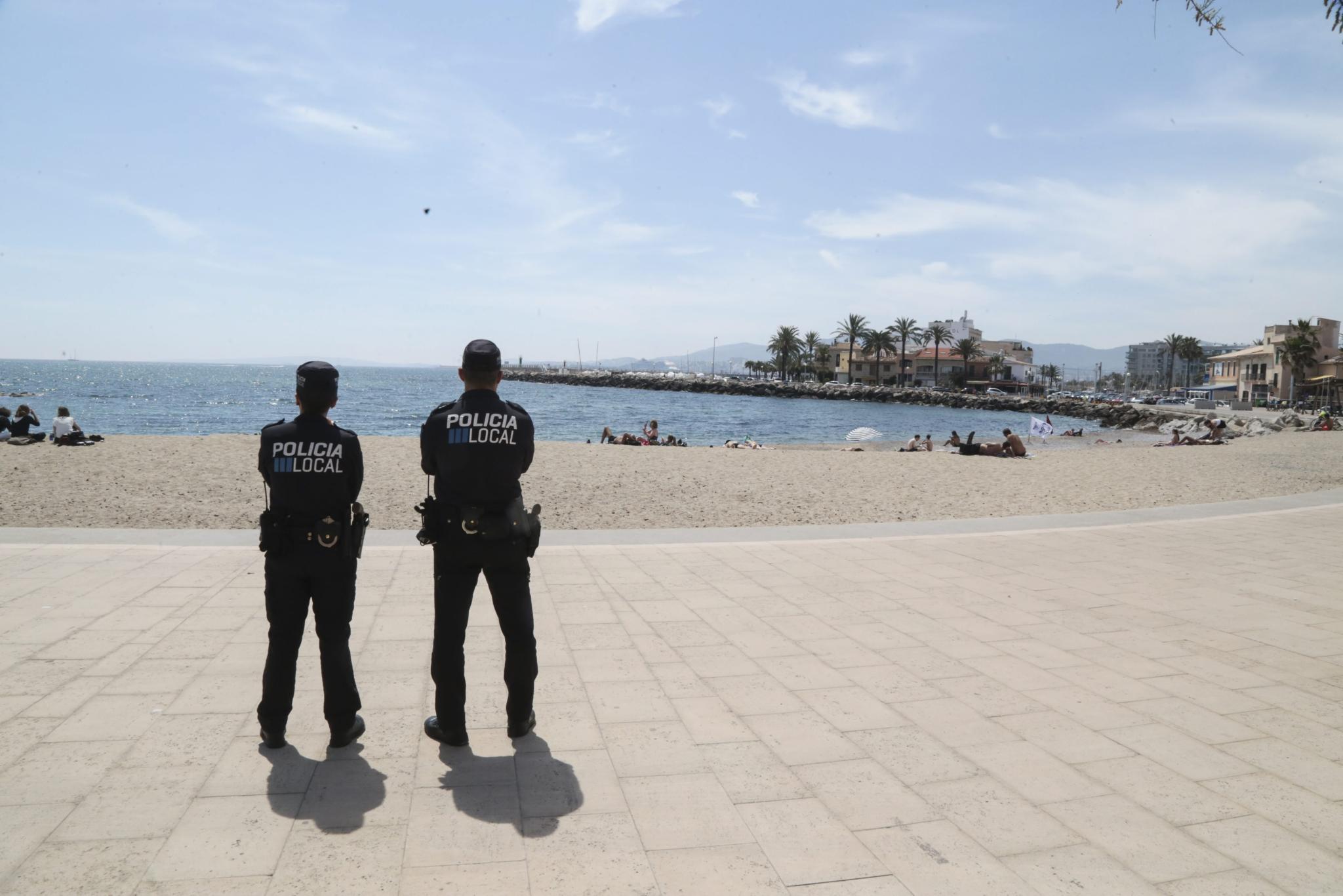„Ein Vorbild“: Mann findet 1270 Euro an der Playa de Palma und gibt sie bei der Polizei ab