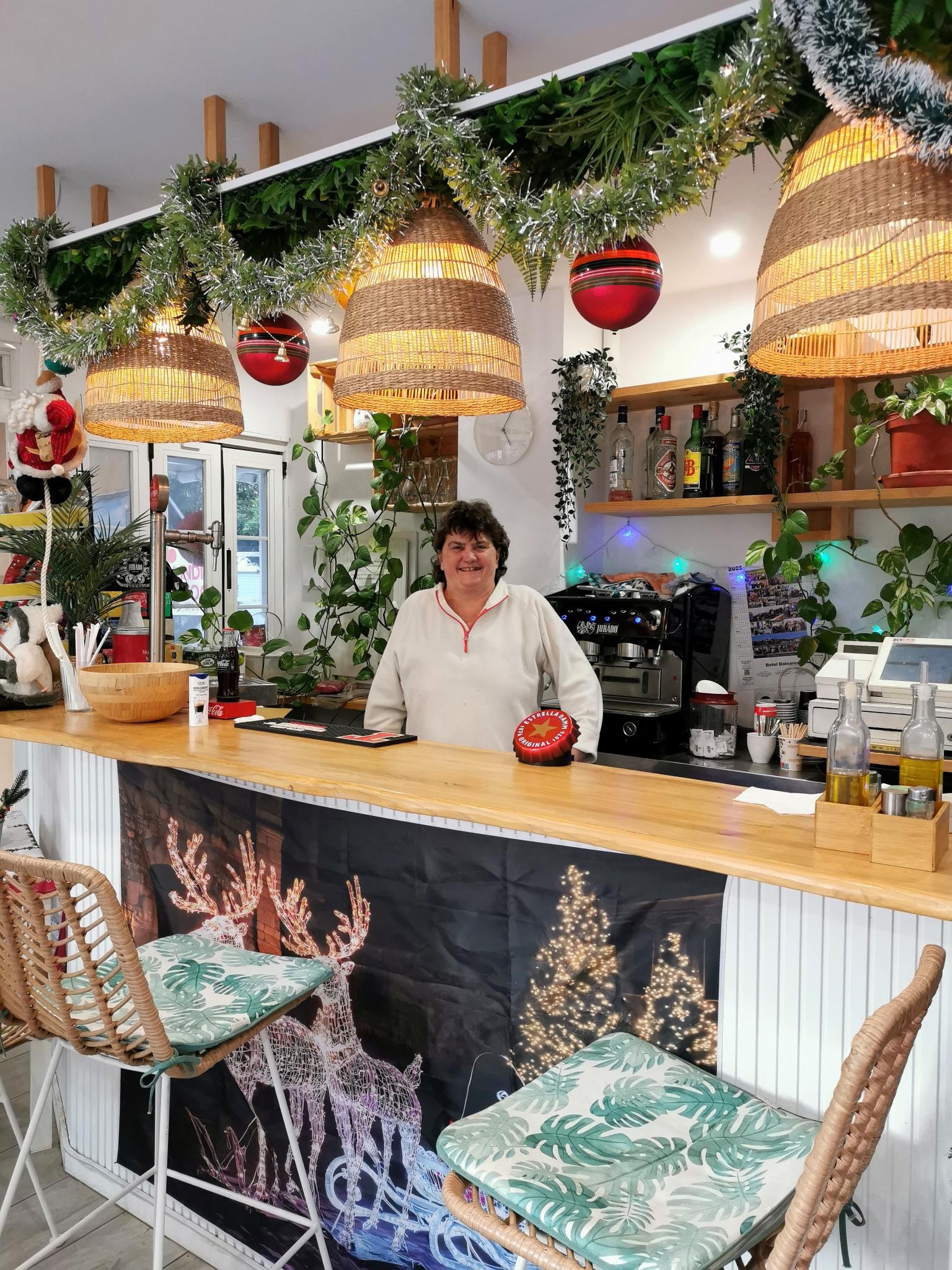 Gulasch, Spätzle, Schlager: Diese deutsche Mallorca-Auswanderin kocht mitten in der Briten-Hochburg Magaluf