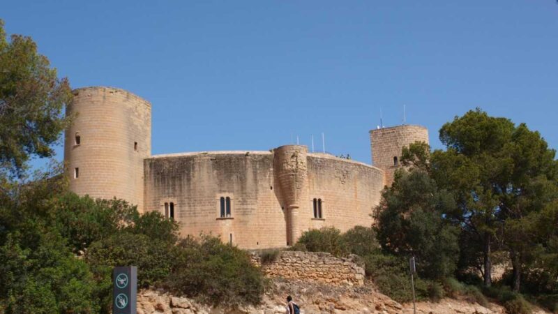 Tourist kratzt mit Schlüssel Botschaft ins Gemäuer von Mallorca-Burg: verurteilt!