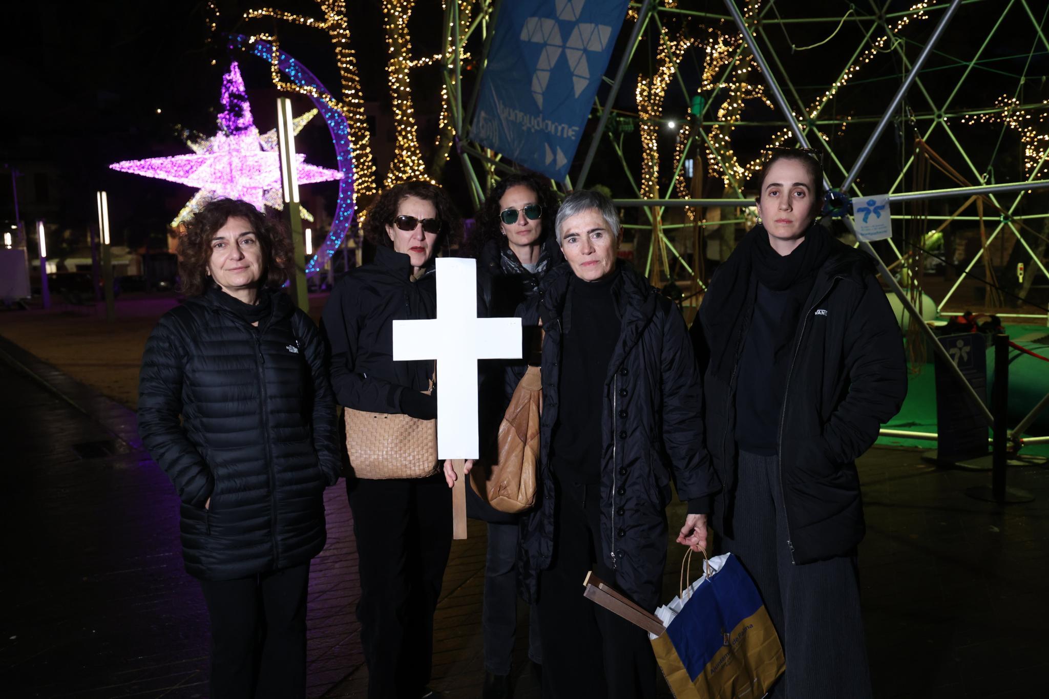 „Gegen Kolonialisierung“: Einheimische protestieren mit weißen Kreuzen gegen österreichischen Weihnachtsmarkt auf Mallorca