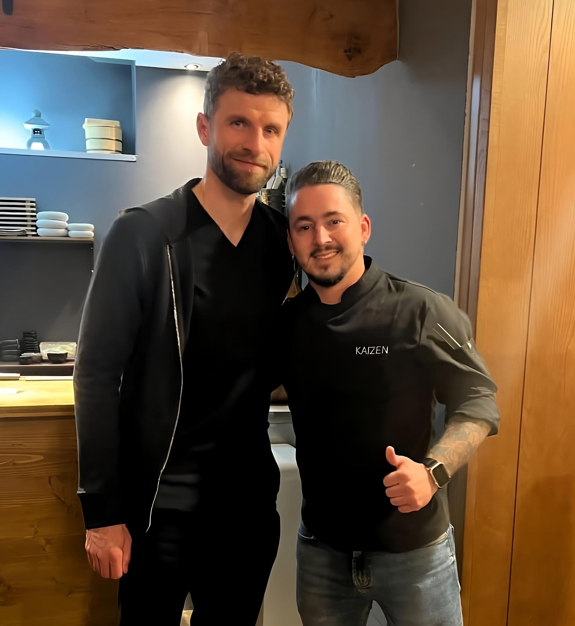 Selfie mit Sushi-Chef: Fußball-Legende Thomas Müller genießt Auszeit auf Mallorca