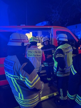 FW-NE: Wohnungsbrand am 24.12.2025 in einem Mehrfamilienhaus greift auf Dachstuhl über. Mehrere Personen über tragbare Leitern gerettet.