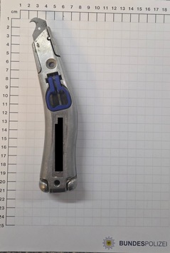 BPOL NRW: Bei Kontrollen an den Bahnhöfen beschlagnahmte die Bundespolizei mehrere Messer und einen Schlagstock.