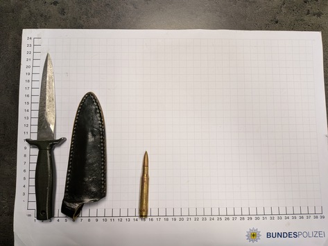 BPOL NRW: Hauptbahnhöfe Essen und Dortmund: Bundespolizisten finden Dolch und Schlagring!