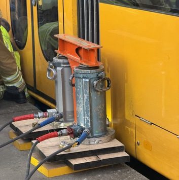 FW Dresden: Verkehrsunfall – Mädchen klemmt zwischen Straßenbahn und Bahnsteig fest