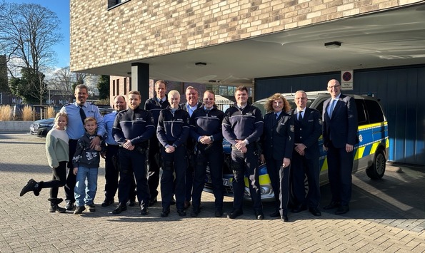 POL-KLE: Kreis Kleve – Liebgewonnene Tradition: Landrat Christoph Gerwers besucht Polizeidienststelle