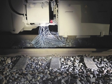 BPOL-HST: Personenzug kollidiert mit Einkaufwagen