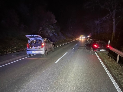 POL-PDPS: Straßensperrung nach Verkehrsunfall