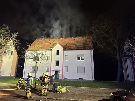 FW-E: Dachstuhlbrand in Essen-Karnap – Feuerwehr bis in die Morgenstunden im Einsatz