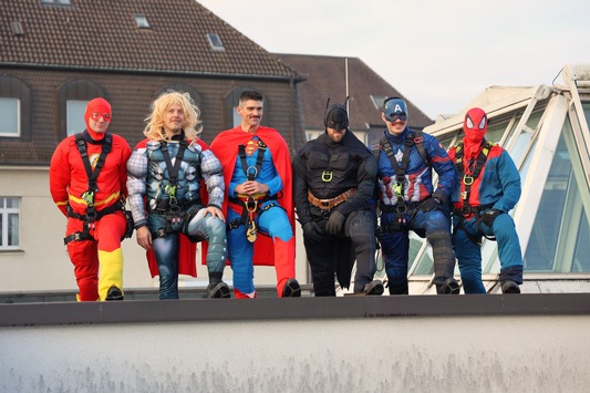 FW-E: Superhelden-Aktion der Höhenrettung – Feuerwehr Essen überrascht kleine Patientinnen und Patienten