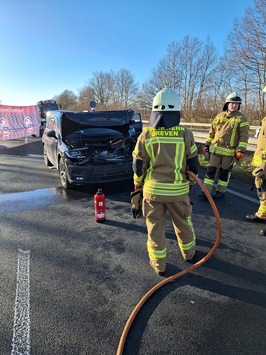 FW-Greven: Schwerer Verkehrsunfall auf der A1 mit fünf verletzten Personen.