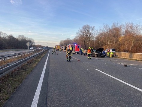 FW-OB: Fahrzeug überschlägt sich auf der A 516